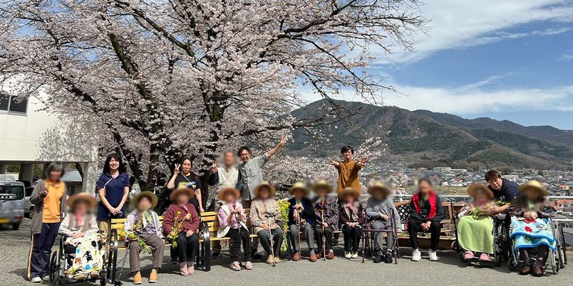 満開の桜と集う人々