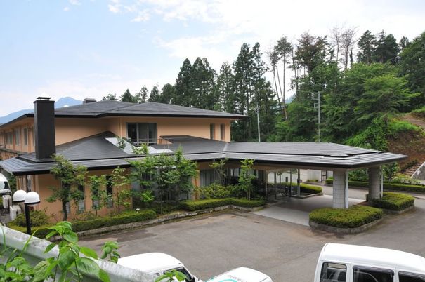 静かな環境の建物外観