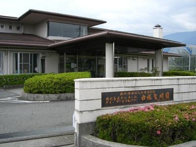 緑に囲まれた建物の外観