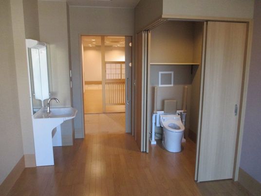 明るい居室とトイレ