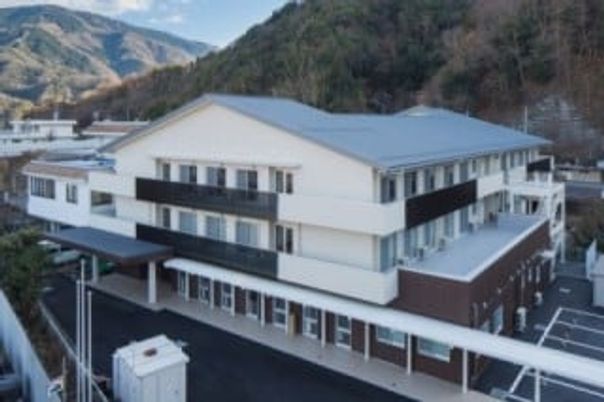 緑に囲まれた外観