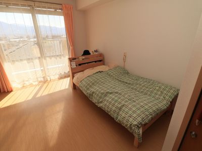 明るい個室の居室