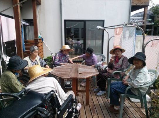 屋外で憩う利用者様