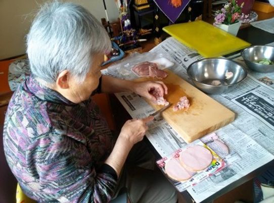 お料理をする高齢者の様子