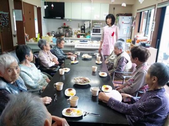 食事中の集いの場面