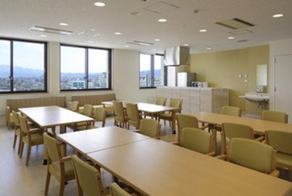 自然光の明るい食堂