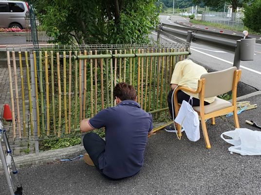 外で作業する様子