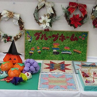 壁の装飾と作品の展示