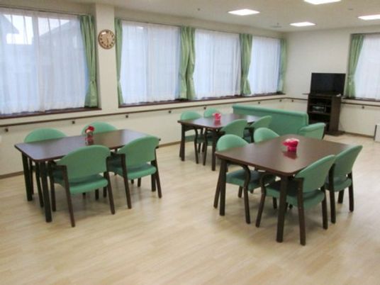 共用食堂の明るい空間