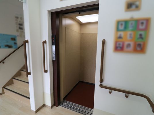 手すり付き階段とエレベーター