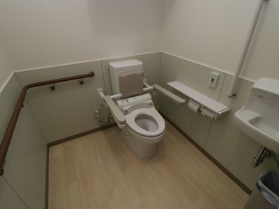 バリアフリー設計のトイレ