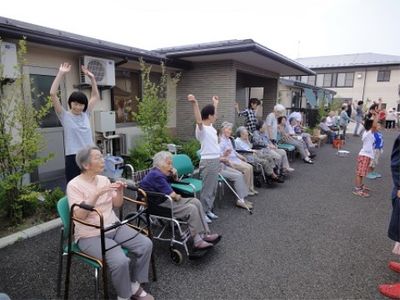 屋外で運動する人々