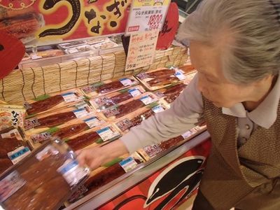 お買い物支援のケアシーン
