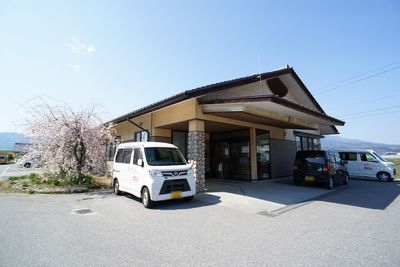 桜樹と建物のエントランス
