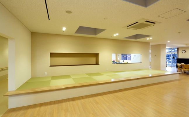 畳敷きの広い室内