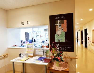 親切な案内所の受付