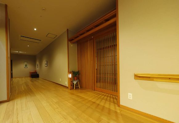 落ち着いた雰囲気の廊下