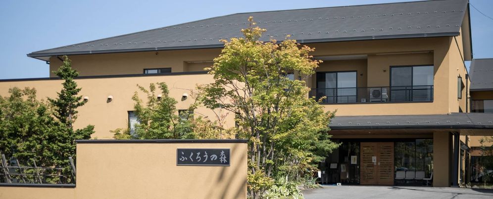 落ち着いた外観の建物