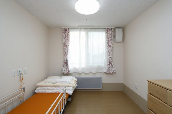 ベッドと窓がある室内