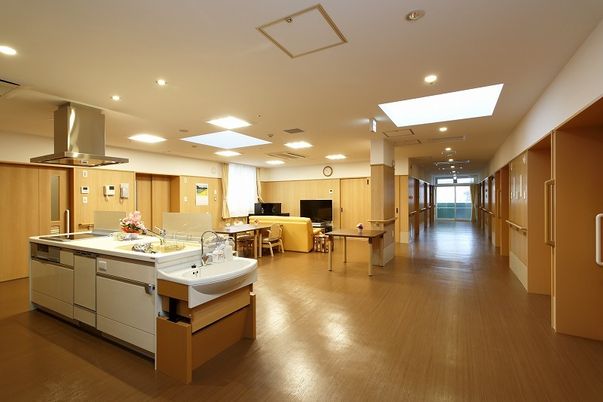 自然光が差し込む廊下