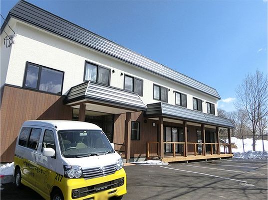 明るい外装の建物