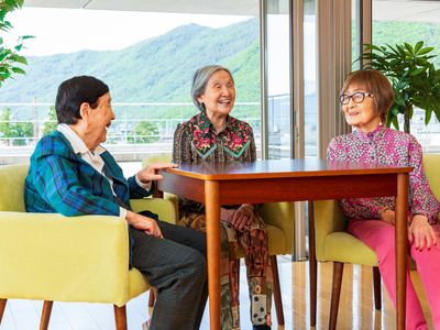 笑顔の三人組ラウンジ