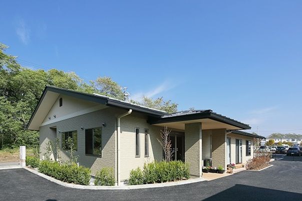 広々とした建物外観
