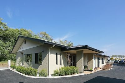 広々とした建物外観