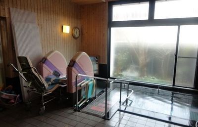 木の壁の浴室