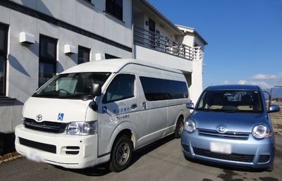 送迎車両と施設外観