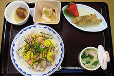 彩り豊かな食事トレー