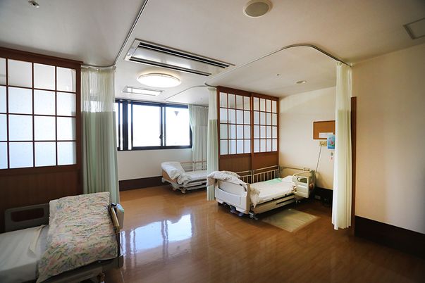 光の差し込む居室