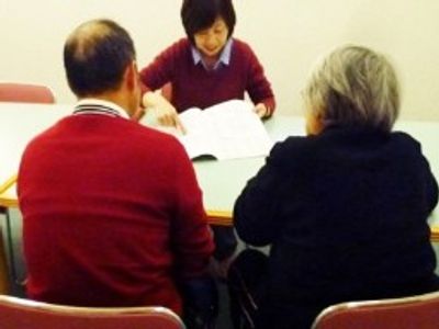 資料を見るスタッフと利用者