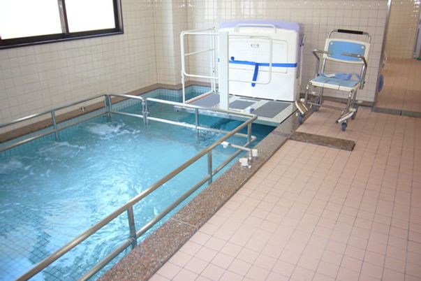広い浴槽の部屋