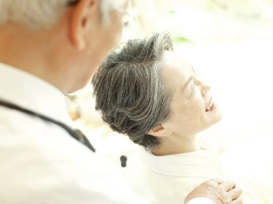 笑顔で会話する高齢者
