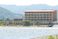 湖畔に建つ大きな建物