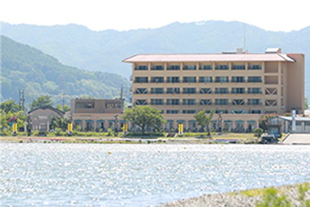 湖畔に建つ大きな建物