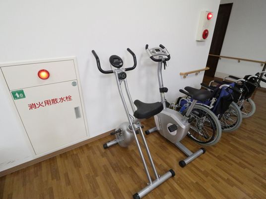 リハビリ用自転車と車いす