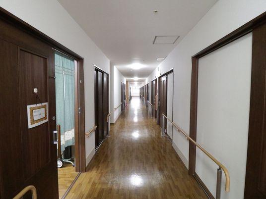 廊下の明るい風景