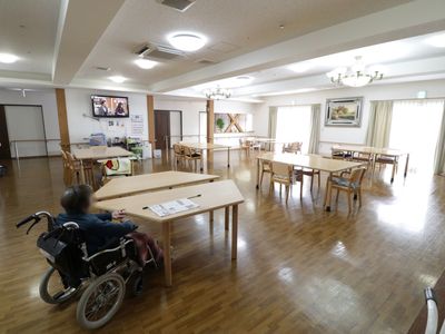 広々とした明るい食堂