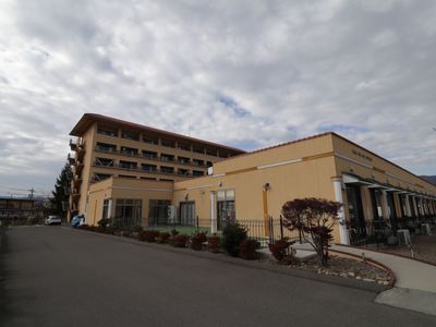 広い敷地の建物外観