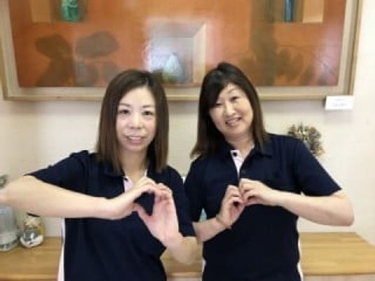 笑顔のスタッフ二人