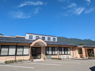 山を背景にした建物外観