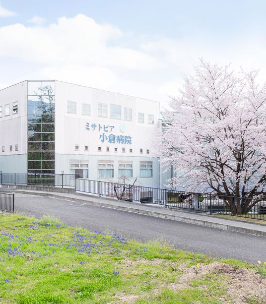 桜の木と共に春を告げる外観