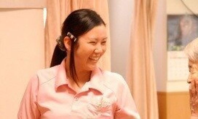 笑顔のスタッフと利用者の対話