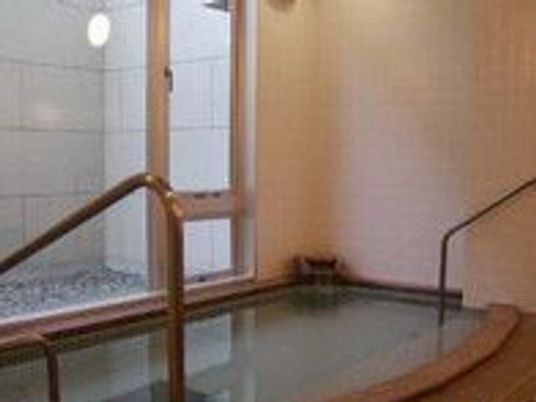 浴槽と窓のある部屋