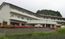 緑に囲まれた建物外観
