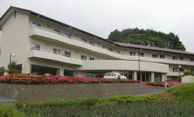 緑に囲まれた建物外観