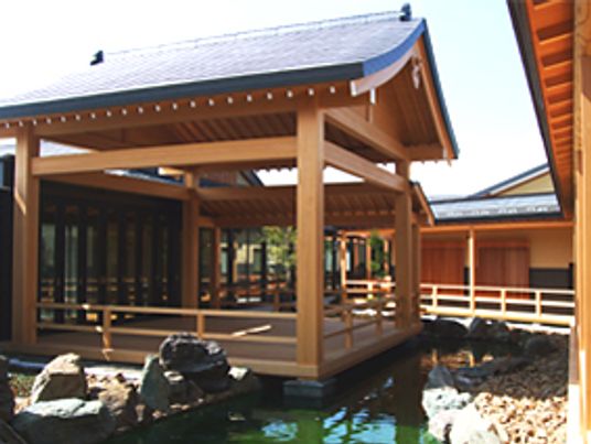 木造りの中庭