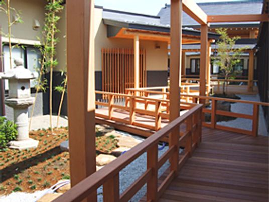静かな雰囲気の中庭